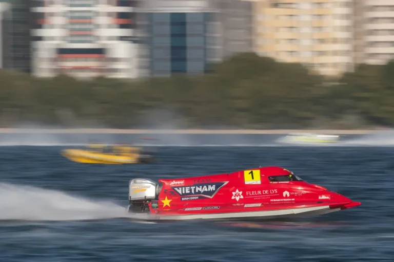 Andersson holds off Stark to snatch pole position in Sharjah