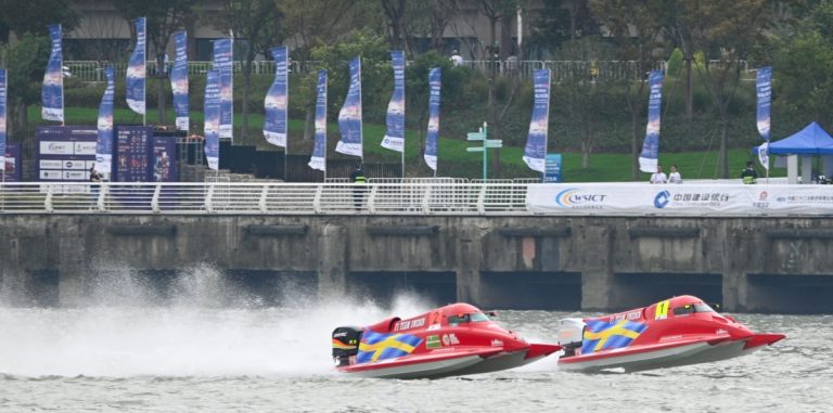 Team Sweden's Jonas Andersson and Grant Trask