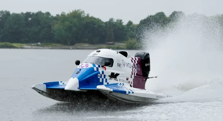 Molabo ARIES 50 electric drive in a UIM F4 tunnel hull racing boat