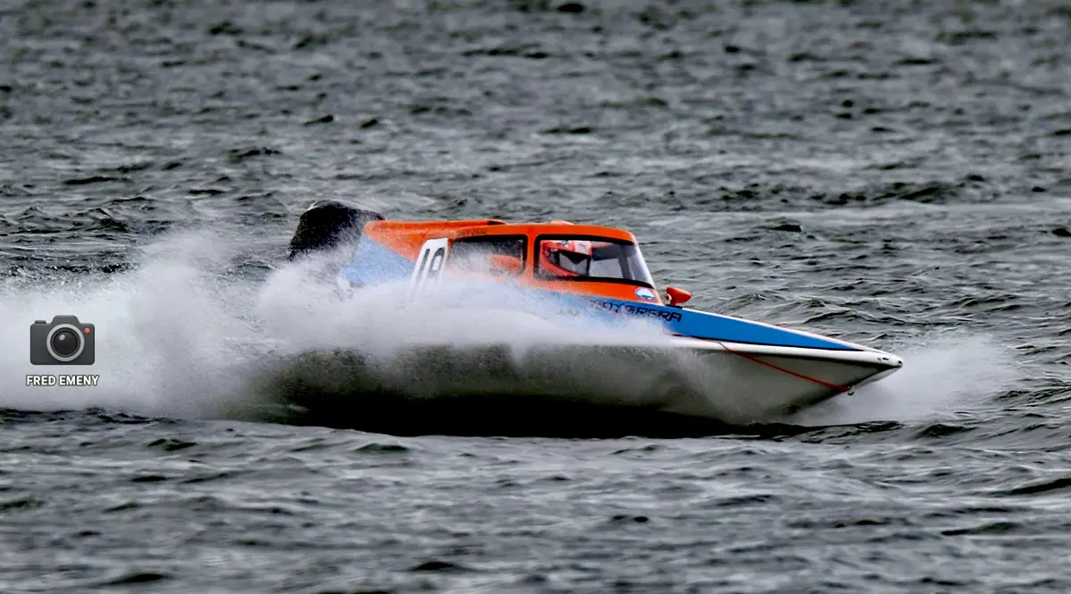 Jamie Atlee in action in the GT30 class at Stewartby Lake, Bedfordshire