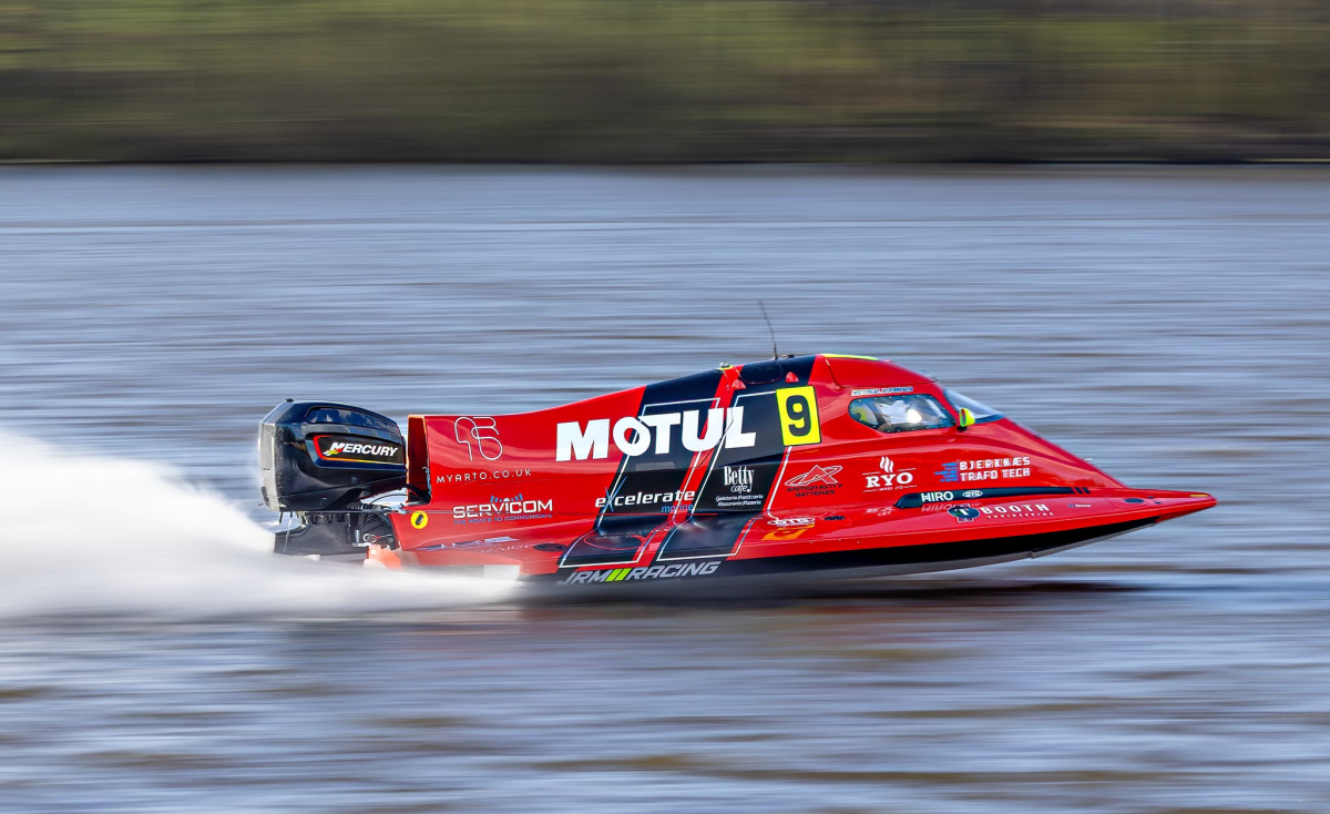 Mette Bjerkness at the wheel of the Motul JRM Racing Formula 2 catamaran number 9 at speed on Carr Mill Dam