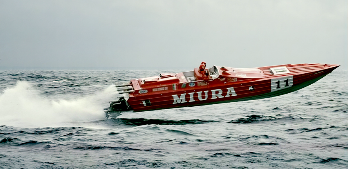 Miura Class 1 offshore racing monohull number 11 at speed in open water powered by Lamborghini V12 engines