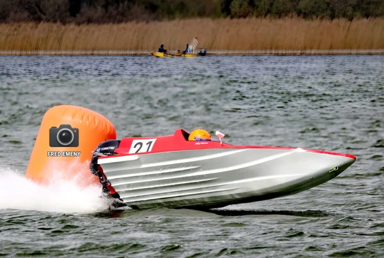 Powerboat racing action at Stewartby Lake, Bedfordshire during the 2026 SWSC season opener