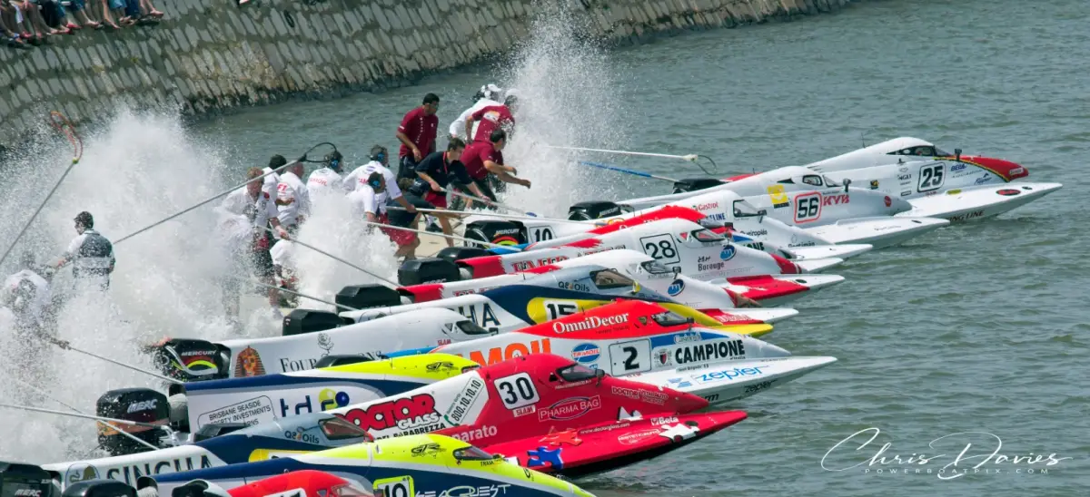 The 2006 F1H2O Grand Prix of Portugal start at Portimão - Sami Seliö (#25) and Fabio Comparato (#30) among the field. Photo: Chris Davies/powerboatpix.com