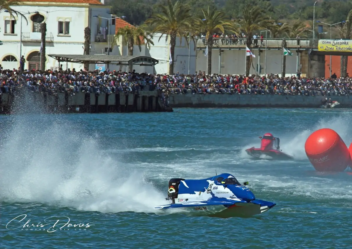 Sami Seliö racing for Viking Line at the 2005 Grand Prix of Portugal-Algarve, Portimão. Photo: Chris Davies/powerboatpix.com