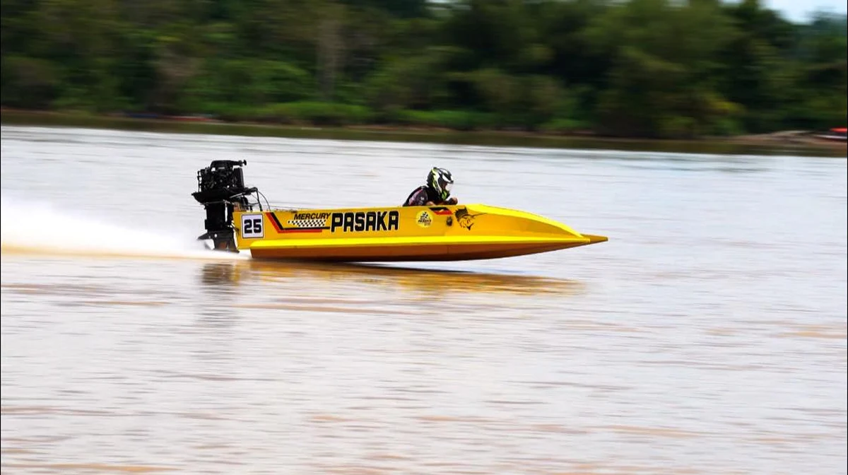 Mercury Pasaka boat number 25 racing at speed on the Rajang River at the 2025 Sibu International Powerboat Race