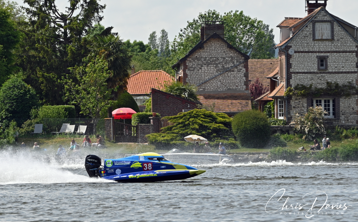 Boat 38 Monsnauteam racing on the River Seine at Poses during Race 2 of the 24 Heures Motonautiques de Normandie 2026