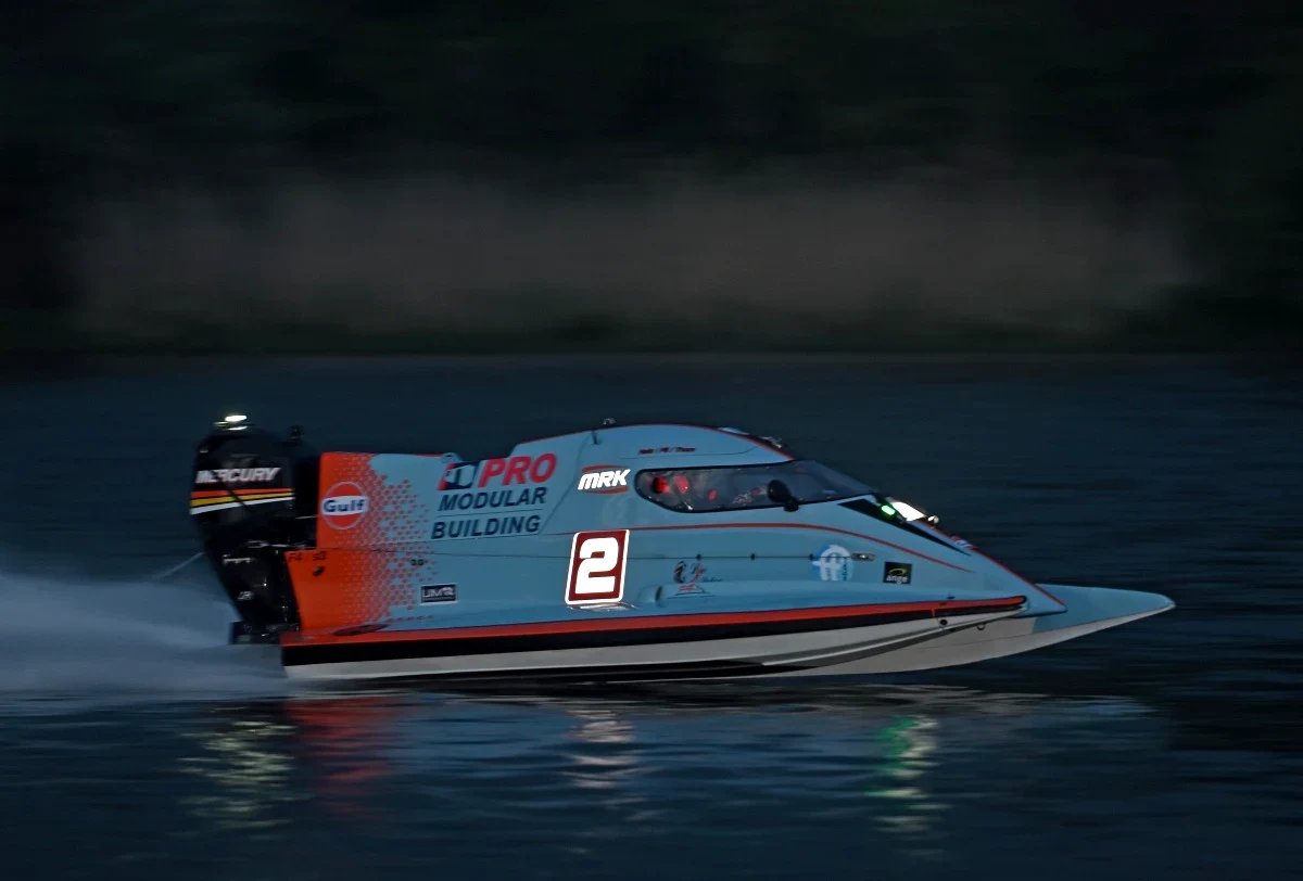 Le bateau 2 de l'équipe Touax MRK Racing sous les feux de course lors de la Course 1 des 24 Heures Motonautiques de Normandie 2026 à Poses