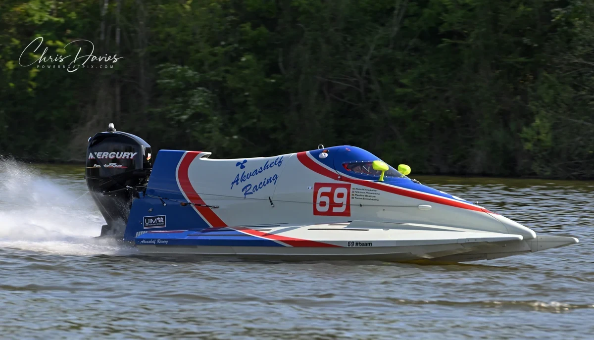 Boat 69 Akvashelf Racing during free practice at the 24 Heures Motonautiques de Normandie 2026, Poses