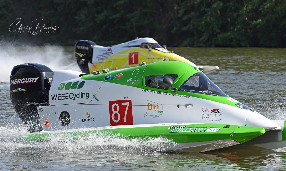 Boat 87 Club Motonautique Normand leads Boat 1 Team Inshore Performance during free practice at the 24 Heures Motonautiques de Normandie 2026, Poses