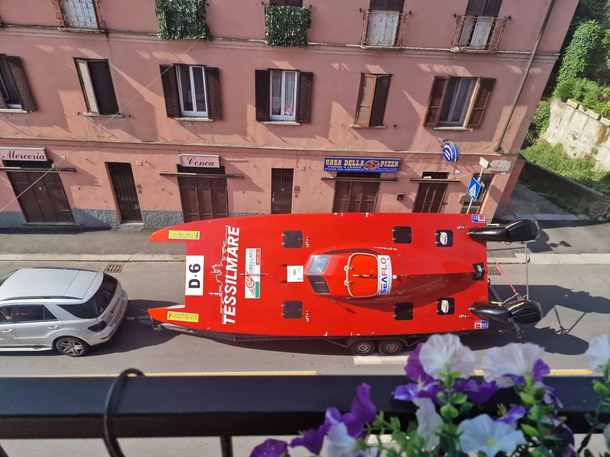 L'imbarcazione D-6 durante la sfilata del sabato per le strade di Pavia, 73° Raid Pavia-Venezia 2026. Foto: Ivan Vecchi