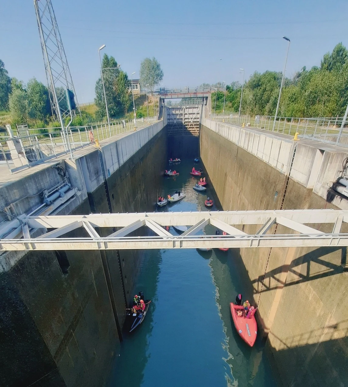Il primo gruppo di 17 imbarcazioni esce dalla conca di Isola Serafini, 73° Raid Pavia-Venezia 2026. Foto: Andrea Cravedi