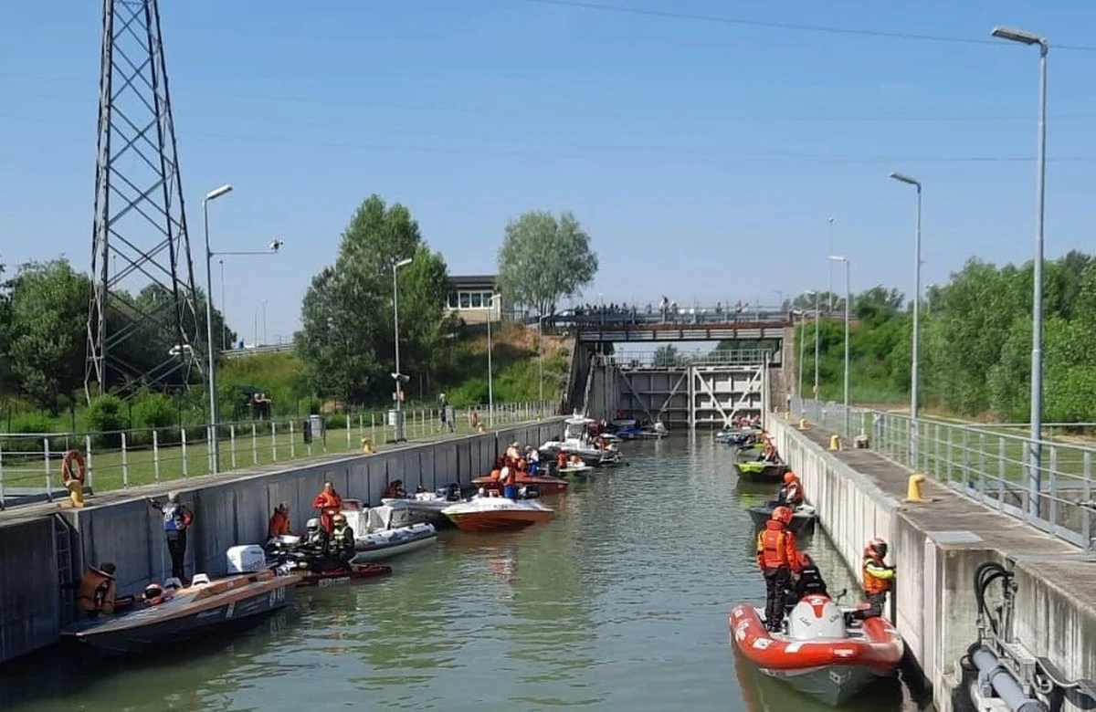 Il secondo gruppo di 22 scafi esce dalla conca di Isola Serafini, 73° Raid Pavia-Venezia 2026. Foto: Andrea Cravedi