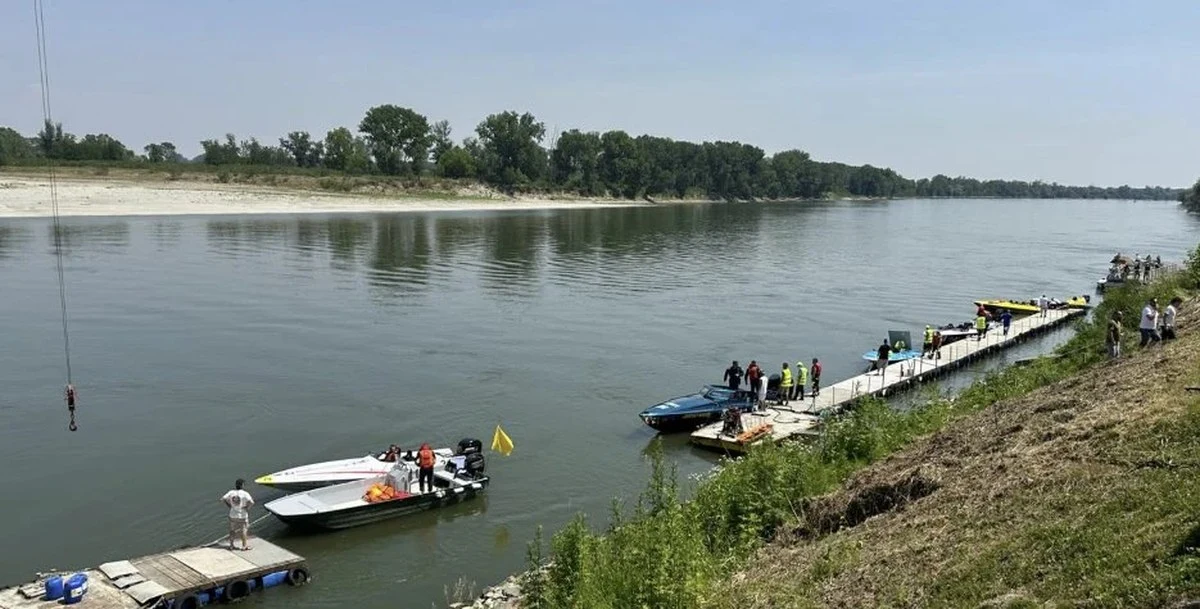 Le imbarcazioni al punto di rifornimento di Torricella di Sissa durante il 73° Raid Pavia-Venezia 2026. Foto: Charlie Williams