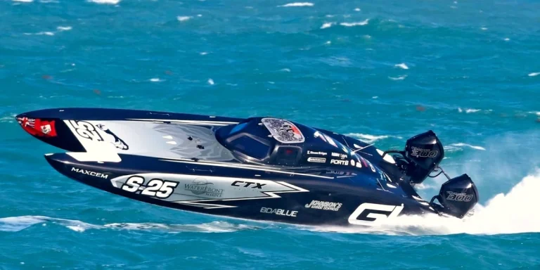 Team Bermuda S-25 catamaran racing in the IHRA Offshore Super Stock class