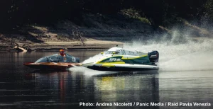 Tomas Čermák (511, DAC/Mercury) overtakes Paolo Romagnoli (77, Lucini/Alfa Romeo) on the Po during the 73rd Raid Pavia-Venezia 2026. Photo: Andrea Nicoletti / Panic Media / Raid Pavia Venezia