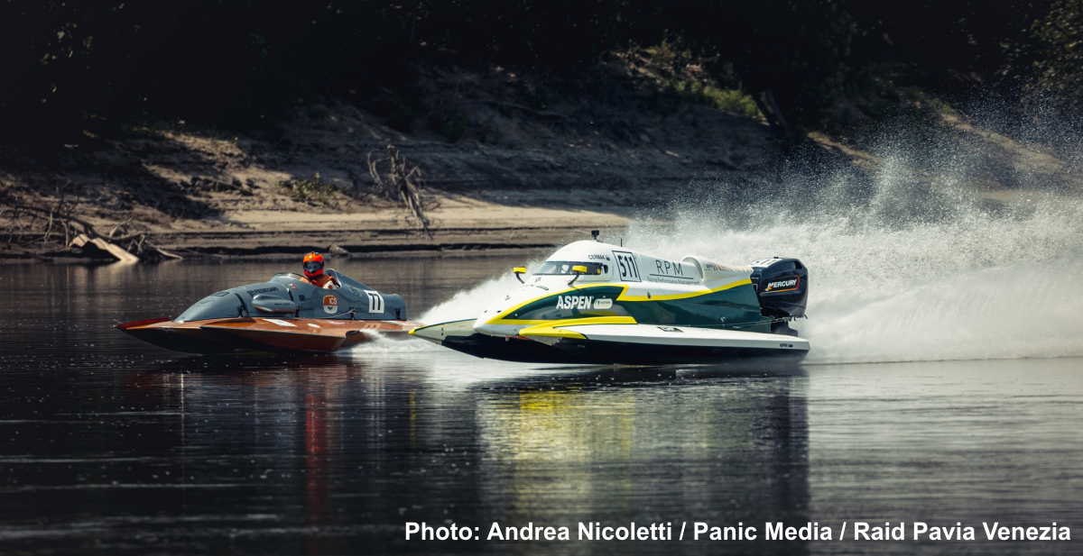 Tomas Čermák (511, DAC/Mercury) overtakes Paolo Romagnoli (77, Lucini/Alfa Romeo) on the Po during the 73rd Raid Pavia-Venezia 2026. Photo: Andrea Nicoletti / Panic Media / Raid Pavia Venezia