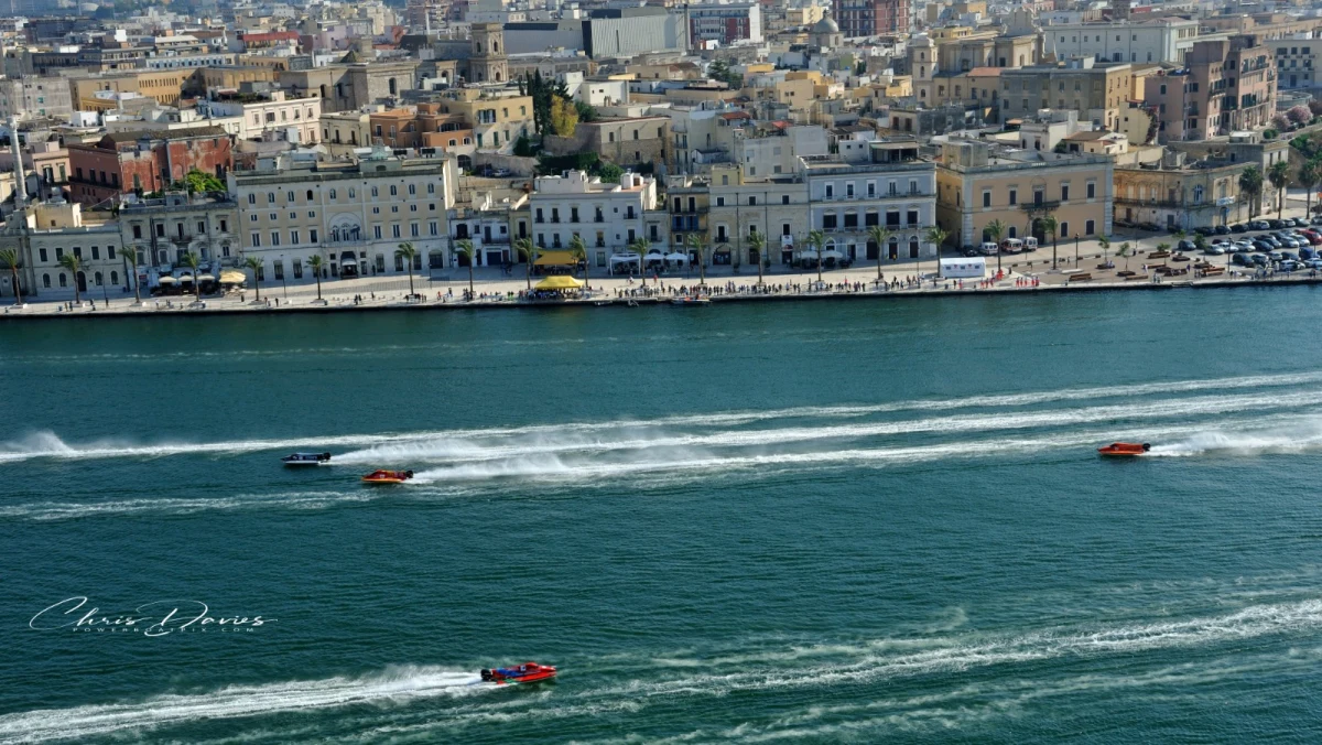 F2 boats racing on the Brindisi harbour circuit, Gran Premio d'Italia