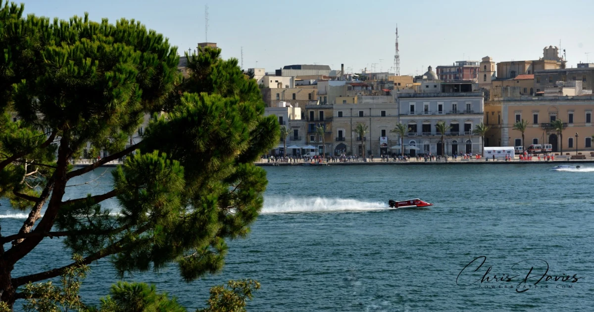 F2 boat at speed on the Brindisi inner harbour circuit
