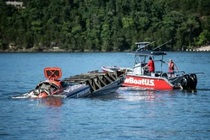 Dirty Money Racing blowover at Lake of the Ozarks Shootout Offshore 2026, TowBoatUS alongside