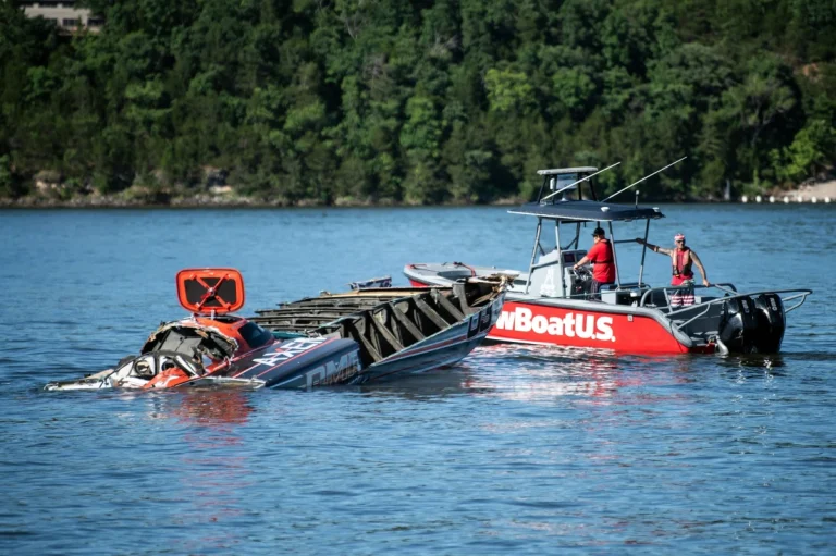 Dirty Money Racing blowover at Lake of the Ozarks Shootout Offshore 2026, TowBoatUS alongside