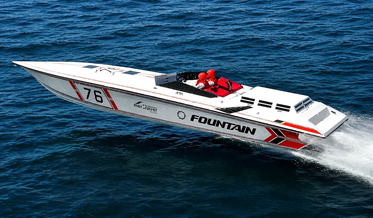The Fountain No. 76 Jetta MerCruiser-sponsored offshore V-bottom at speed, 1990.