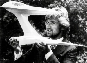 Noel Edmonds holding the Hydro-Wing scale model at the 1981 press conference