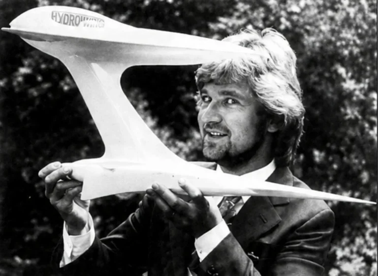 Noel Edmonds holding the Hydro-Wing scale model at the 1981 press conference