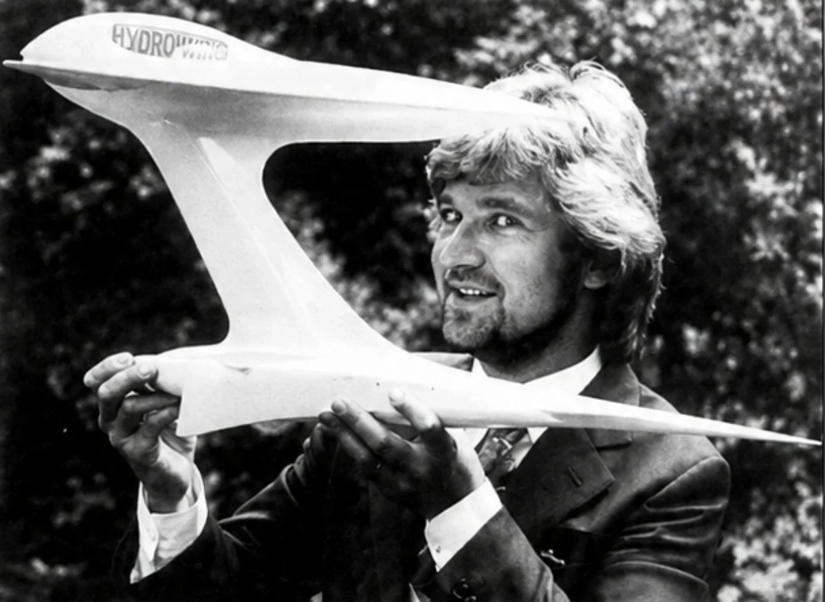 Noel Edmonds holding the Hydro-Wing scale model at the 1981 press conference
