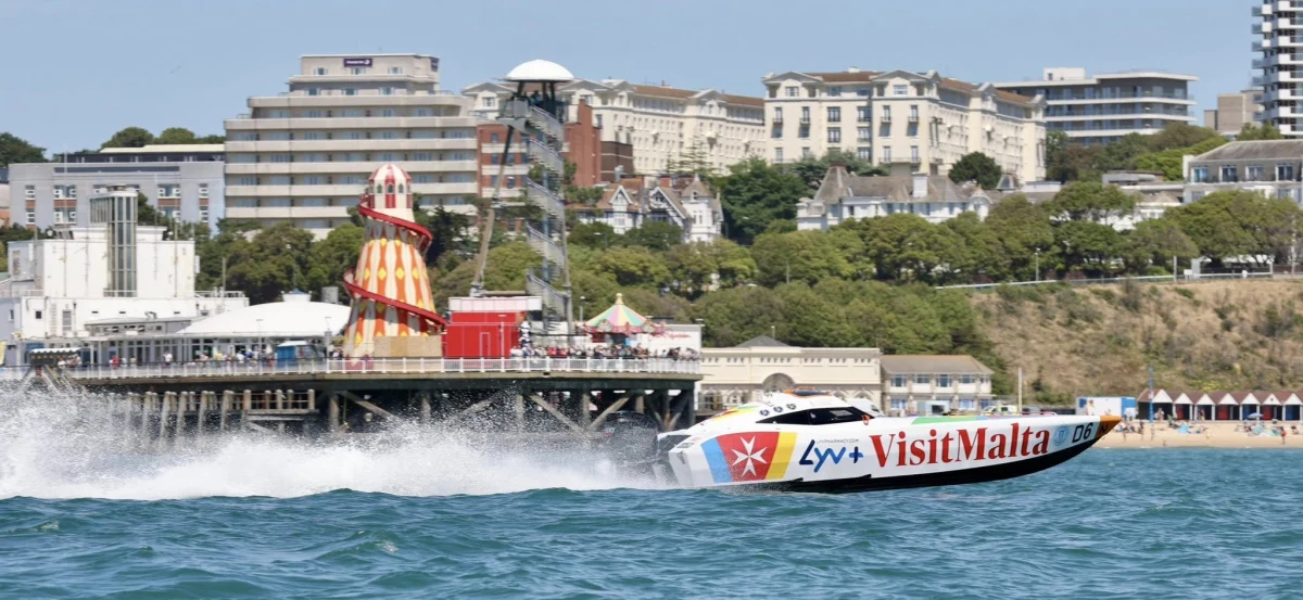 Team Interceptor Visit Malta D-6 passing Bournemouth Pier at the Poole Bay 100 2026