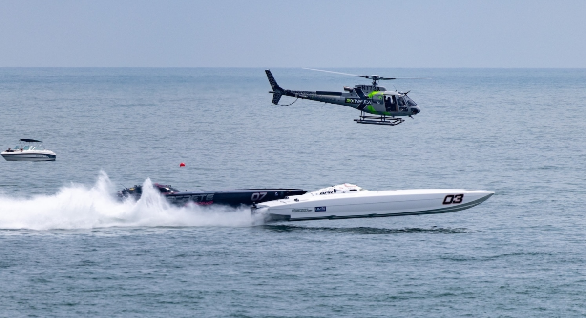Class 1 boats BPR and Discrete Offshore Racing race close together under the XINSURANCE helicopter at Atlantic City 2026
