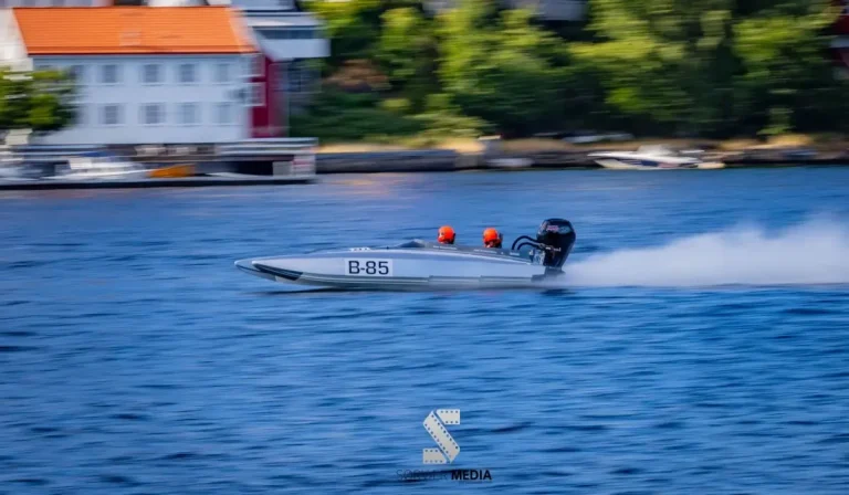 Max Samuelsson and Joel Schonerberg's B-85 racing in Race 2 of Class 3B at the UIM Offshore World Championship in Arendal
