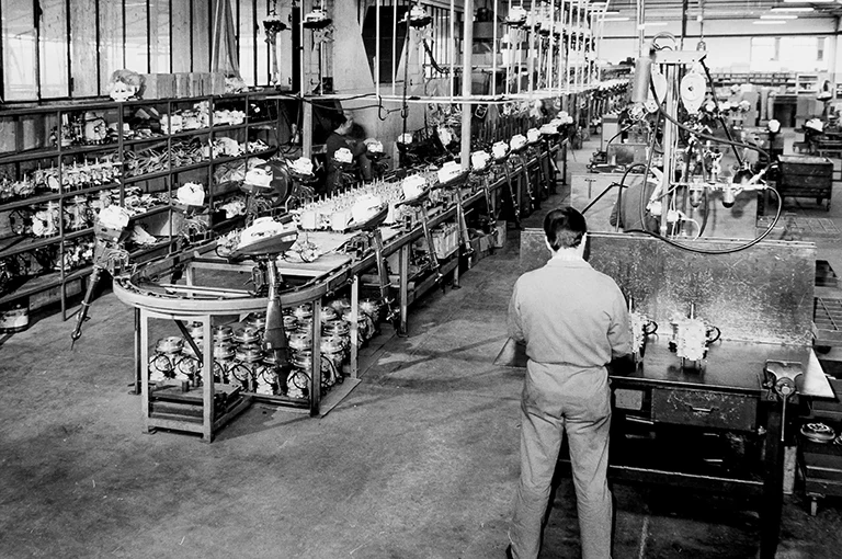 Foto d'archivio in bianco e nero della linea di produzione Selva