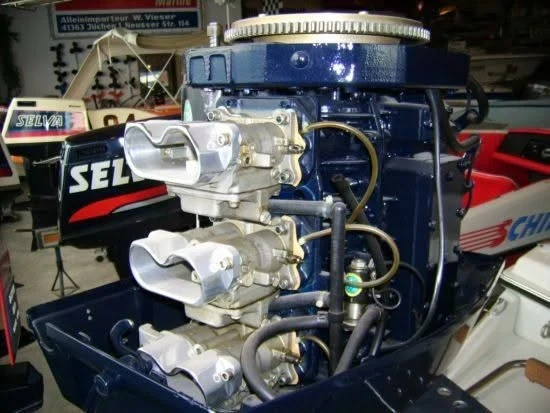 Motore fuoribordo da competizione Selva d'epoca in esposizione