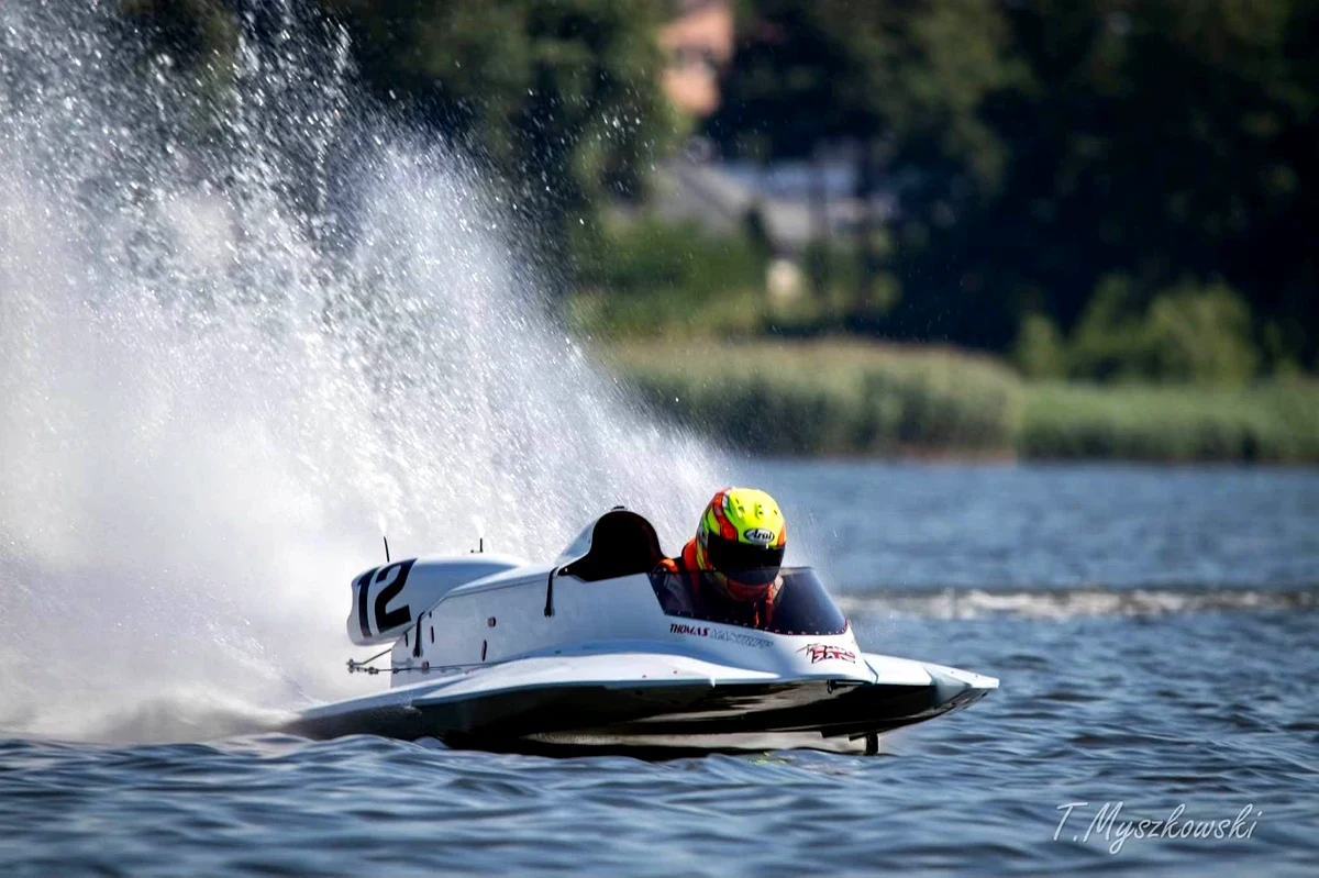 Thomas Mantripp's number 12 F.250 boat throwing a large rooster tail of spray at Chodziez