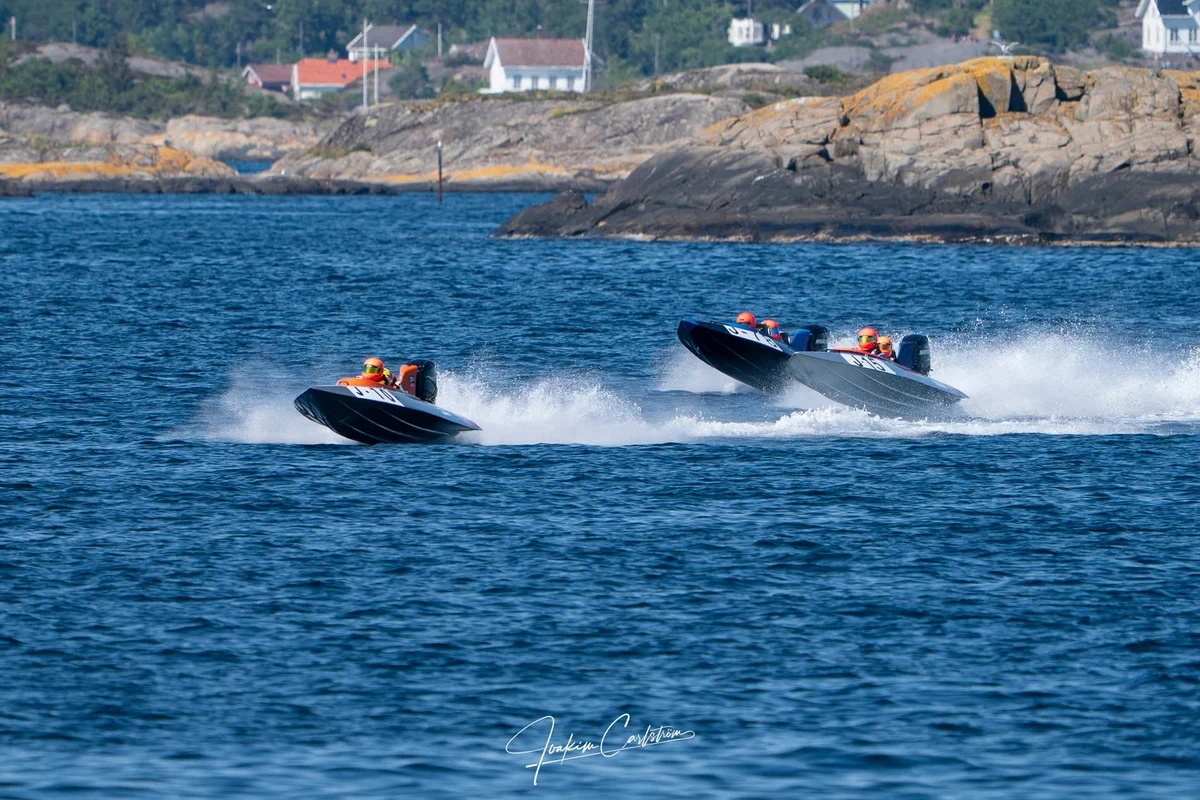 Sigurd Uppstad in J-10 alongside J-15 at Tvedestrand