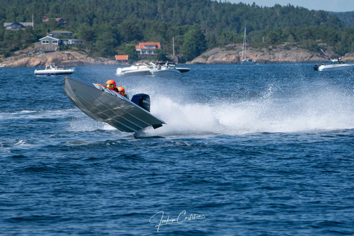 Vegard Eriksen Malmgreen and Celine Dalen airborne in J-15 at Tvedestrand