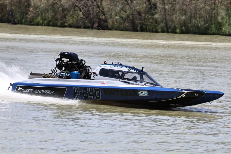 Ty Newton at the controls of the Mr Big Stuff K-640 K-boat, Battery World National Drivers' Championship
