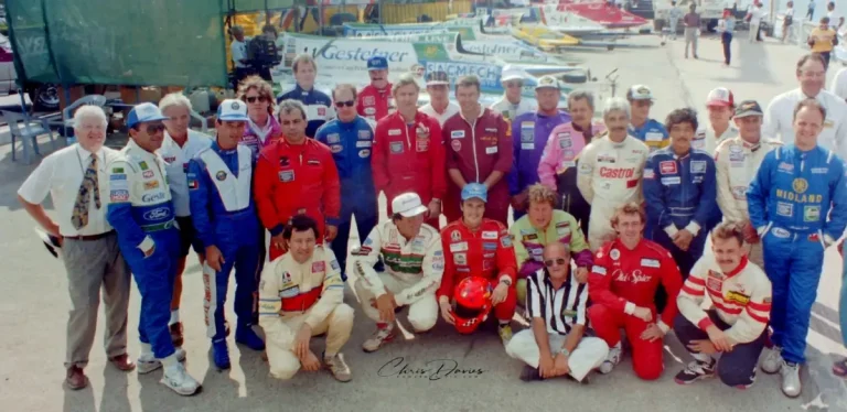 David Parkinson with the F1 powerboat racing grid in the pits, Abu Dhabi 1993