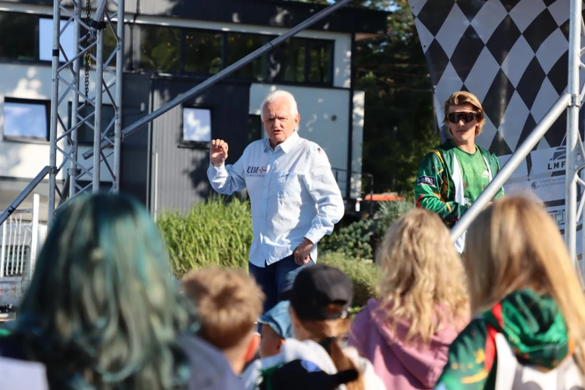 UIM Commissioner Jerzy Wojewoda addresses pilots at the opening ceremony in Kaunas