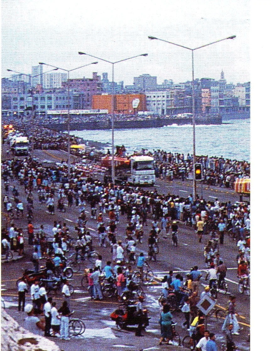 Crowds line the Malecon in Havana to watch boat testing ahead of the 1995 Montecristo Cup