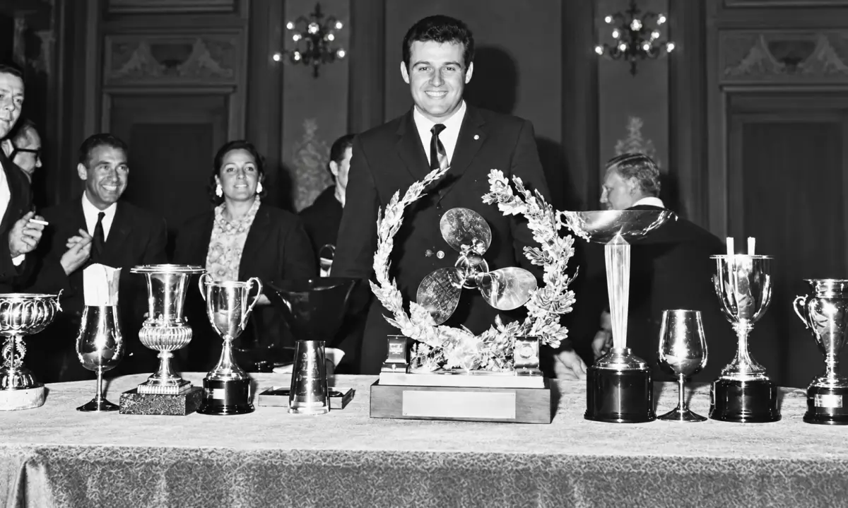 Tullio Abbate at the trophy table with the Centomiglia del Lario propeller trophy