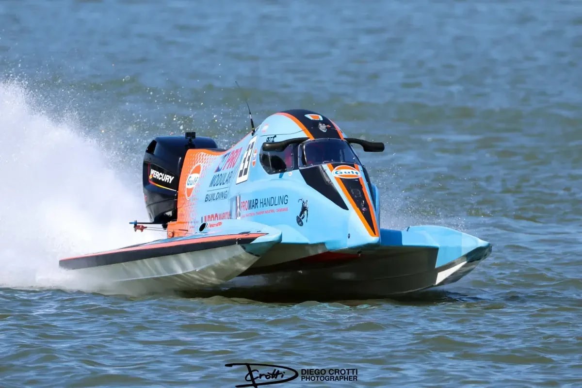 Nelson Morin's boat throwing spray during UIM F2 qualifying at San Nazzaro