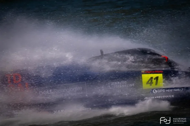 Edgaras Riabko's boat throwing up spray during UIM F2 qualifying at San Nazzaro