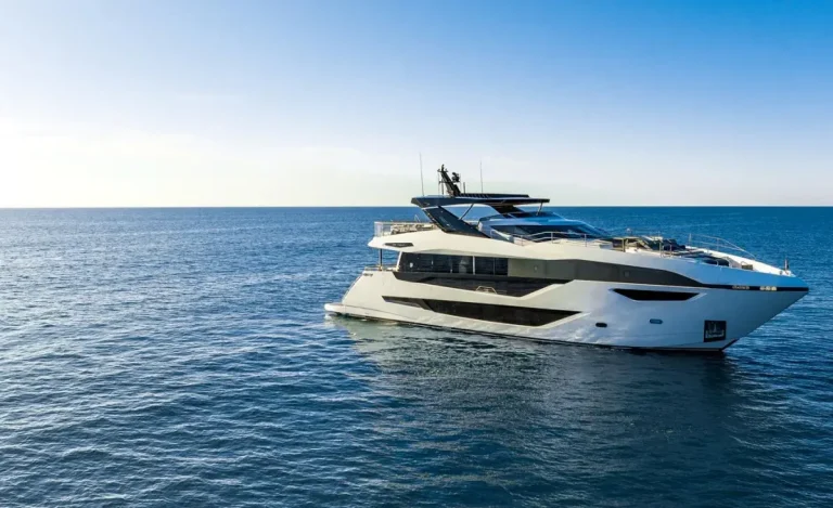 Sunseeker 100 Yacht underway