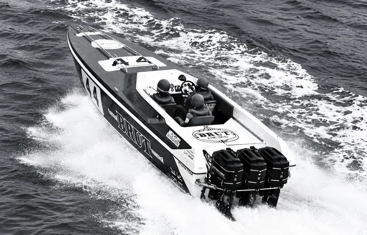 Black and white photograph of the Phantom 28 Brut racing in the 1984 Round Britain Powerboat Race