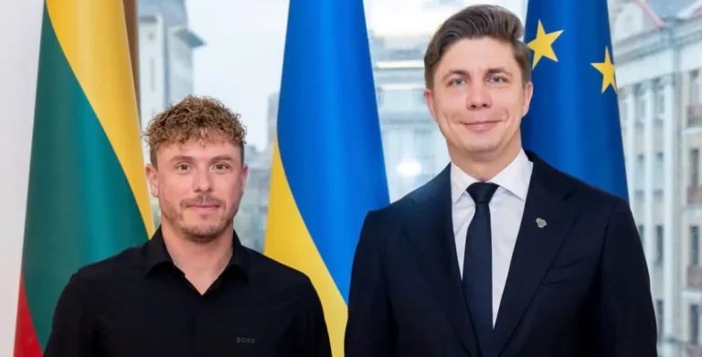 2026 UIM F2 World Champion Edgaras Riabko with Lithuanian Prime Minister Mindaugas Sinkevičius in front of the Lithuanian, Ukrainian and EU flags at the Government in Vilnius