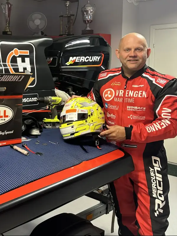 Frode Sundsdal with his helmet and F2 boat