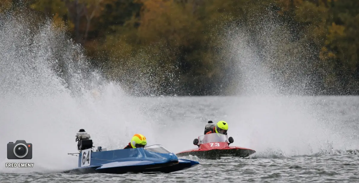 Ben Sallis in the blue number 64 OSY400 hydroplane leading Ben Prewer's red number 73 through heavy spray at Stewartby Lake