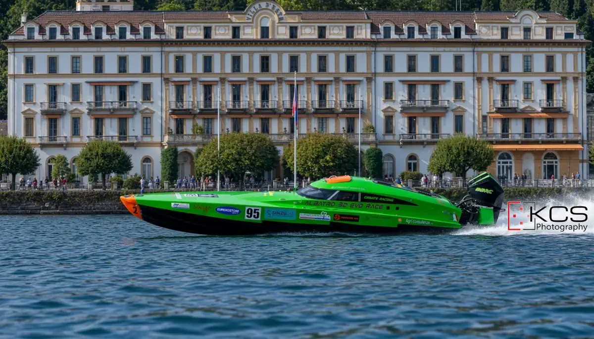 Cesati Racing's green Albatro 32 Evo Race, number 95, passing Villa d'Este at the 2026 Centomiglia del Lario